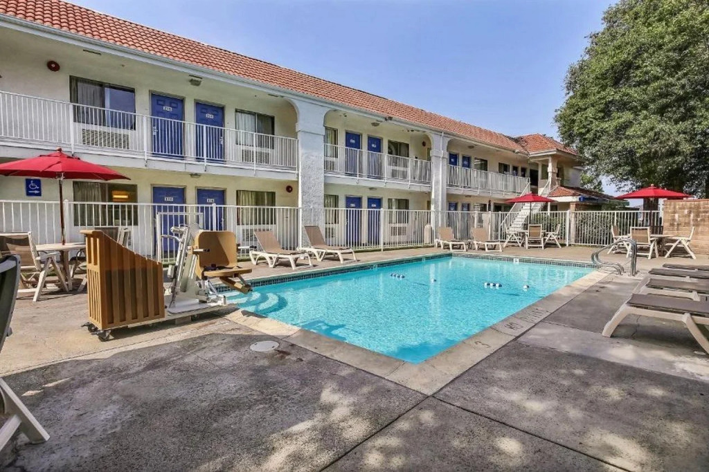 Motel 6-Pinole, CA