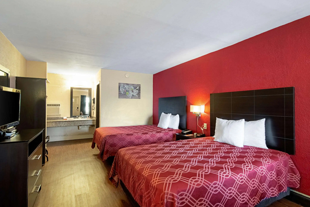 Econo Lodge Inn & Suites Clearwater Central