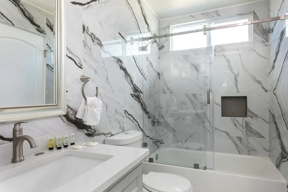 Chic City Apt Near Americana Glendale