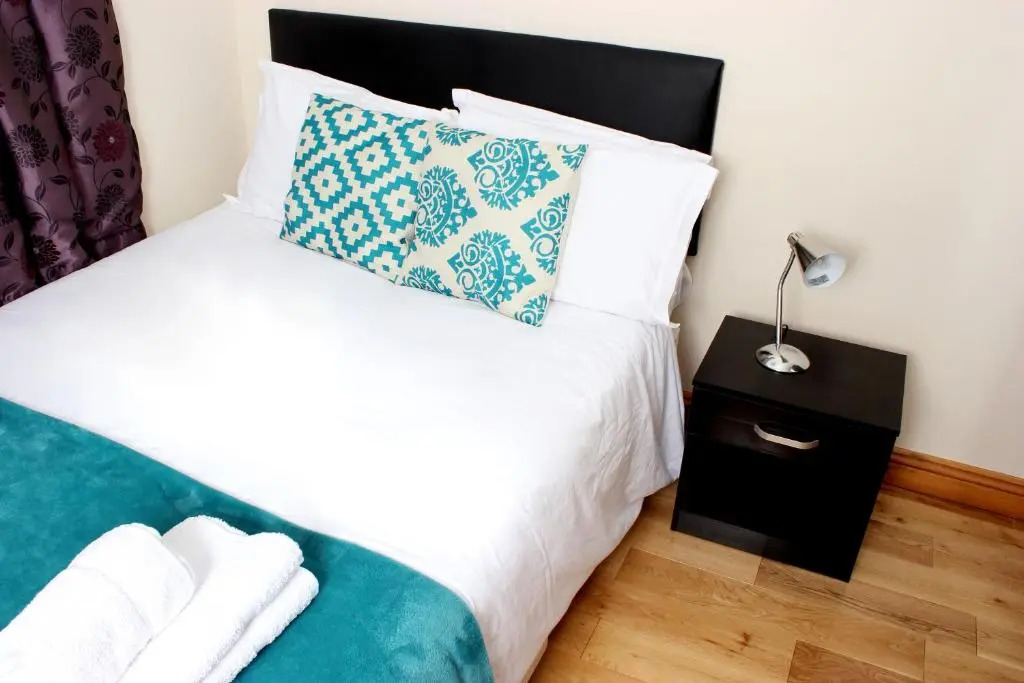 3 Bedroom House For Contractors By Beds Away Short Lets & Serviced Accommodation Oxford With Free Parking for 2 Cars
