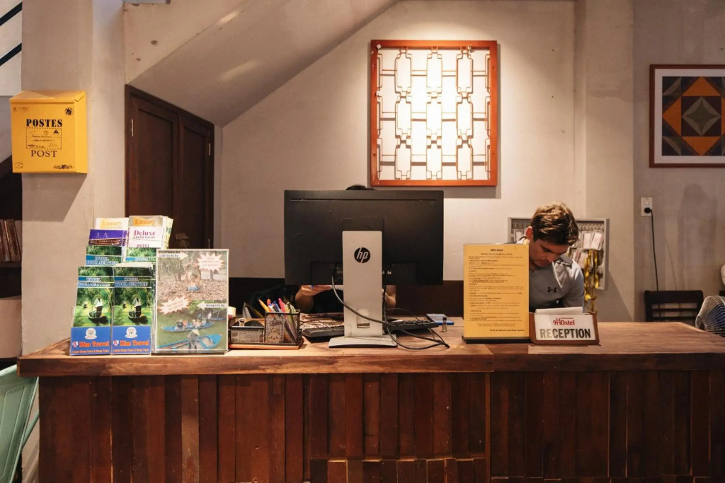9 Hostel and Bar