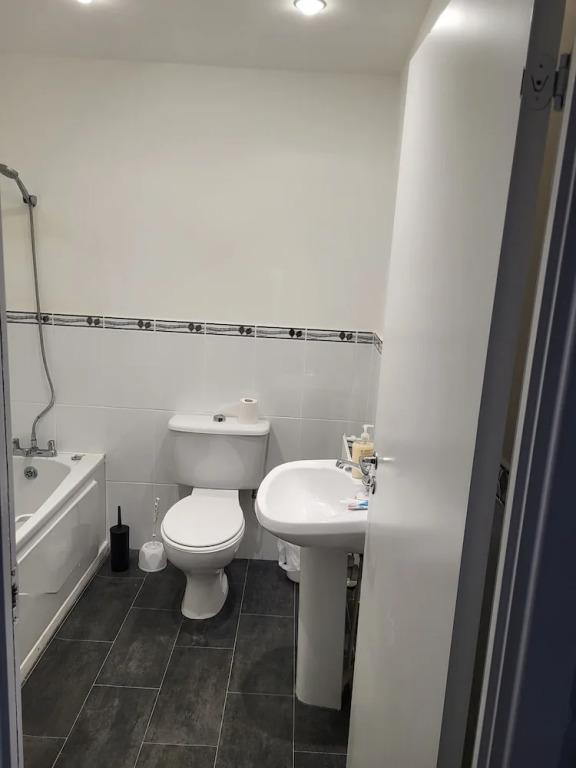 Impeccable 4-bed House in Leicester