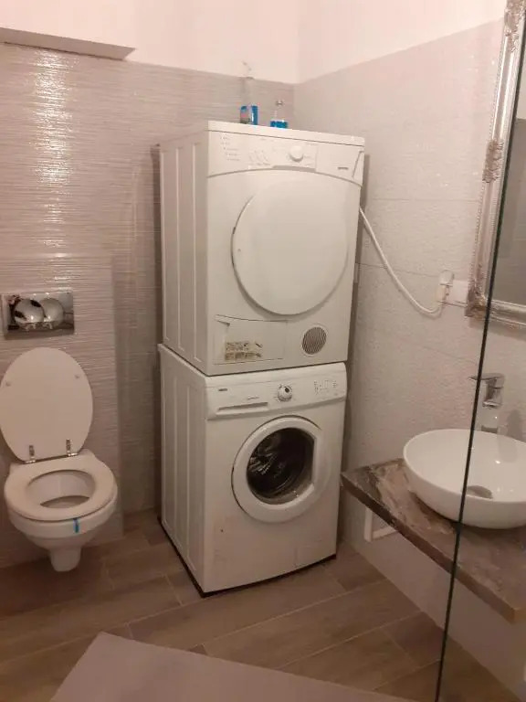 Apartament de lux cu curte si parcare