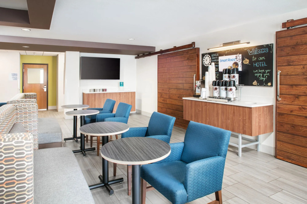 Holiday Inn Express & Suites Bellevue -Omaha Area- by IHG