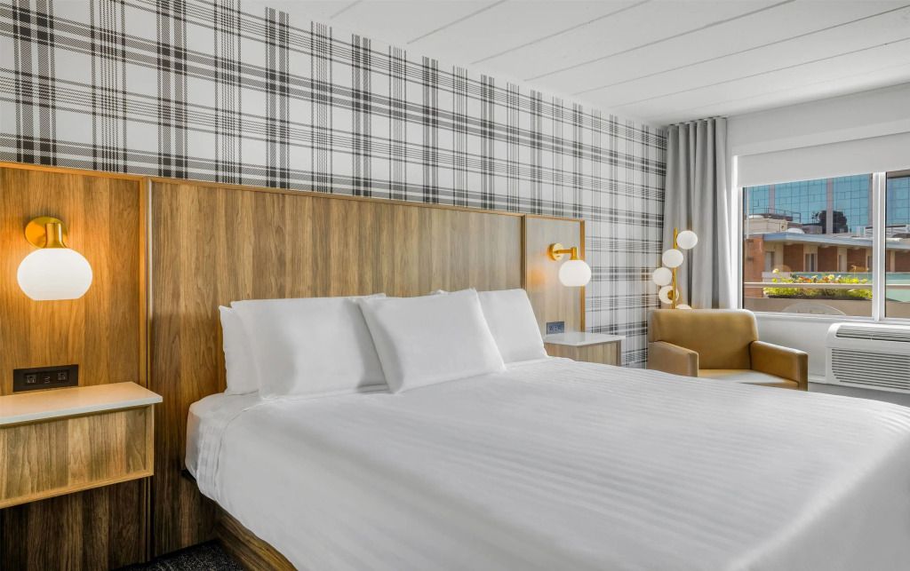 Travelodge by Wyndham Niagara Falls At the Falls