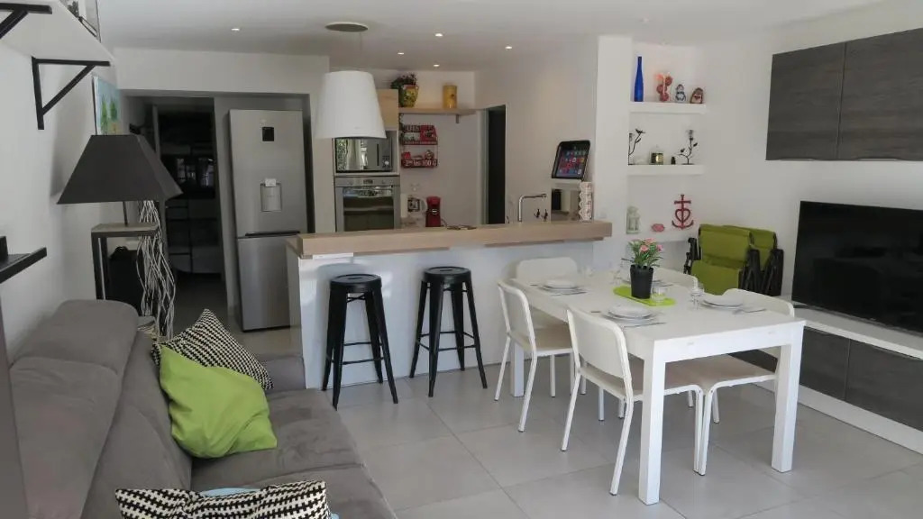 Appartement de standing avec belle terrasse 100m plages