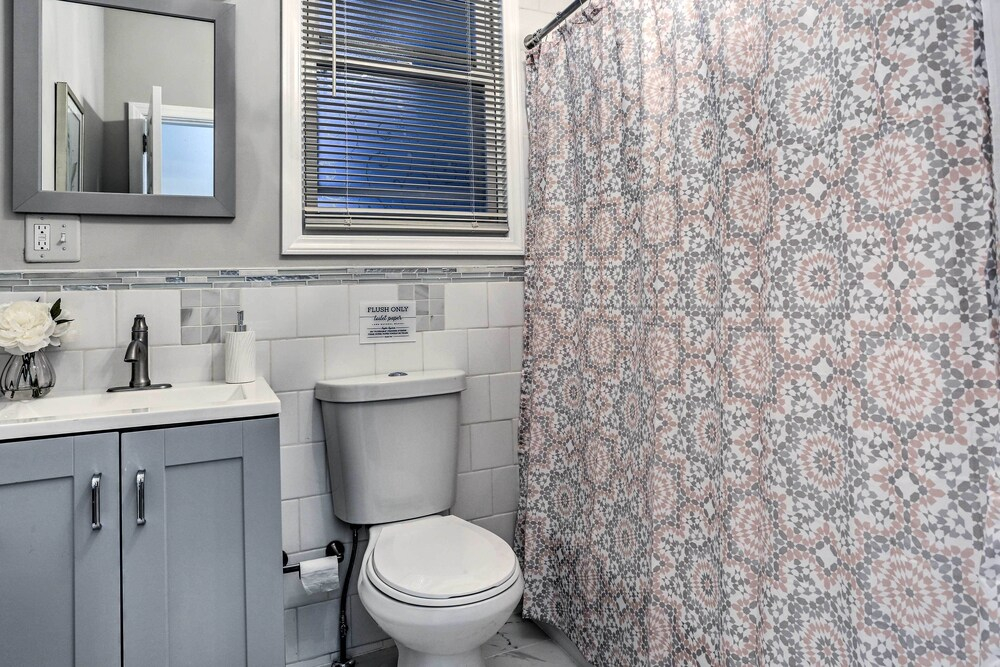 Pet-friendly Newark Townhome Near Airport!