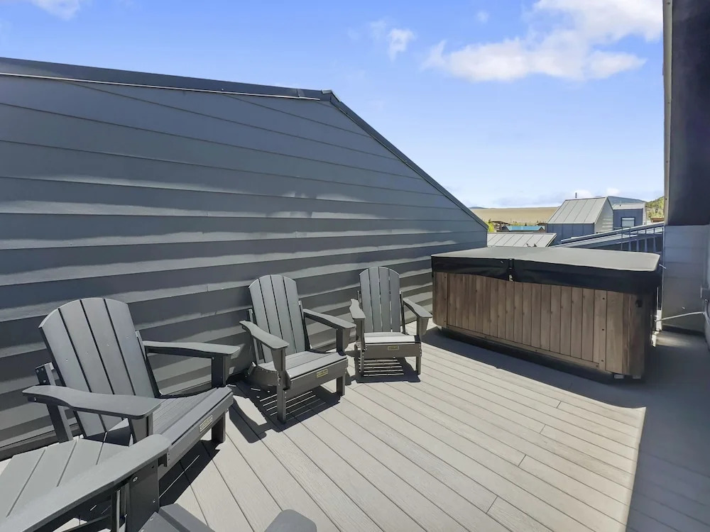 58b 2br 3ba 2 Bedroom Townhouse by RedAwning