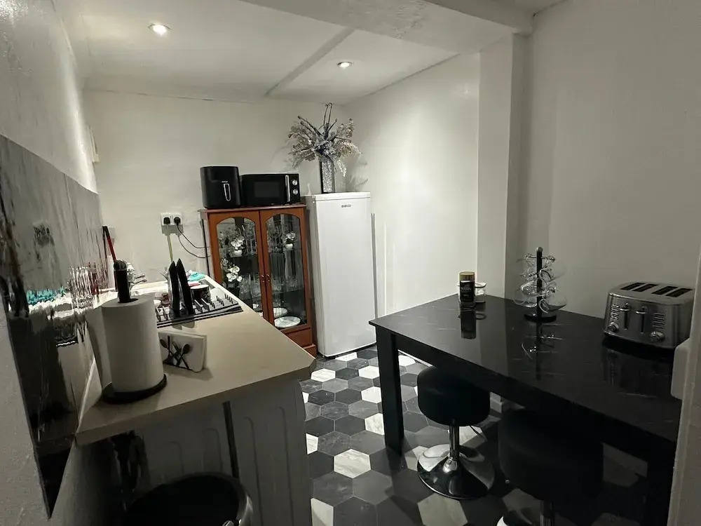 Seaside Stay Sleeps 6 With Pets