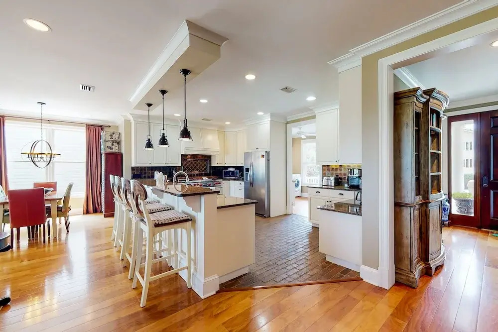 Fantastic Getaway With Private Pool, Deck, Game Room, AC & Fast Wifi