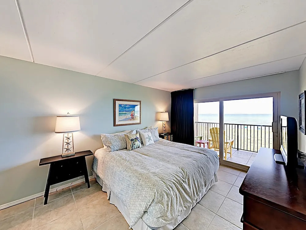 Beachfront W/ Pool & Balcony - Walk To Beach 2 Bedroom Condo