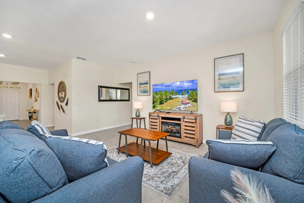 Upstay - Lrg Family Home w Private Pool   Hot Tub, Davenport