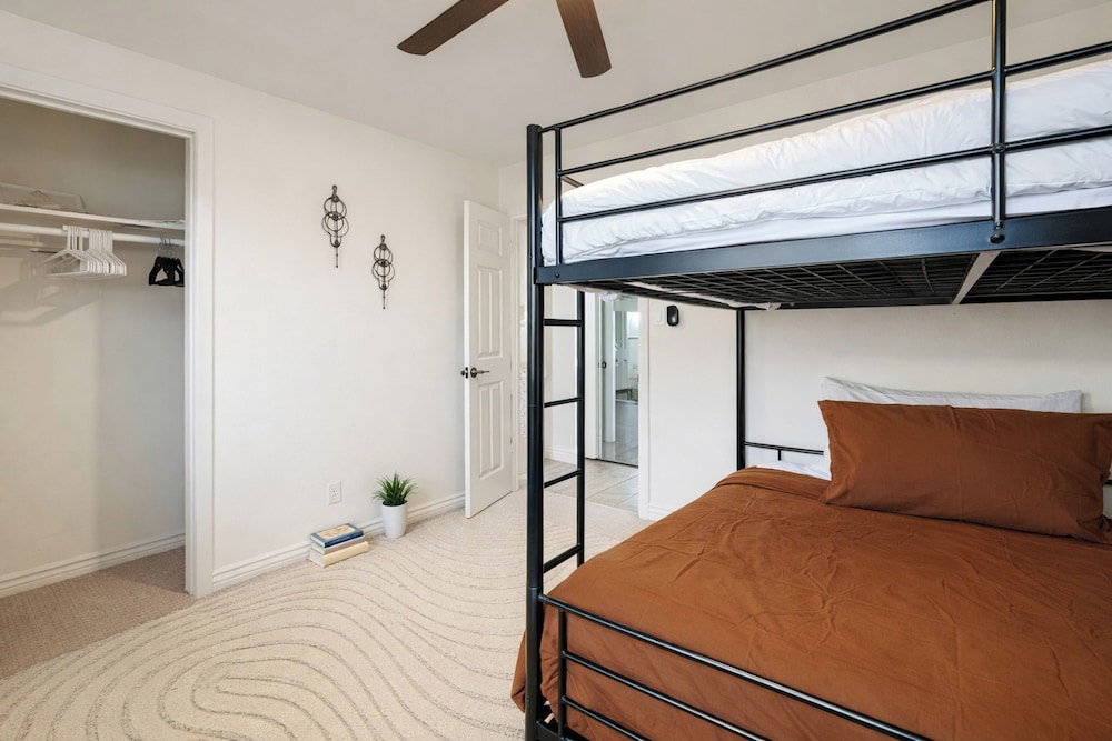 Phoenix Modern Retreat w/ Pool & Putting Green