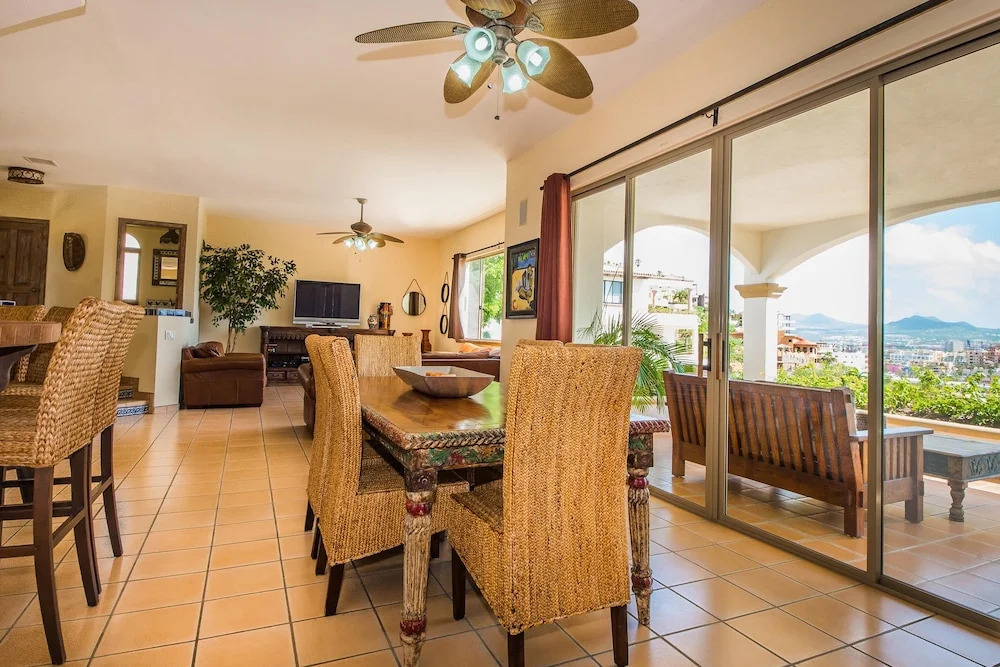 Steps From Downtown & Marina, 6 Bedrooms for 14 People; Villa Victoria