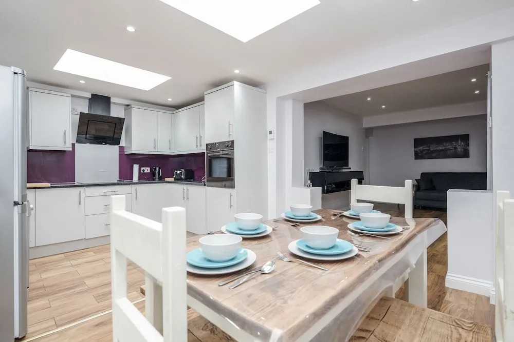 Dagenham Dream House - 4 Bedrooms