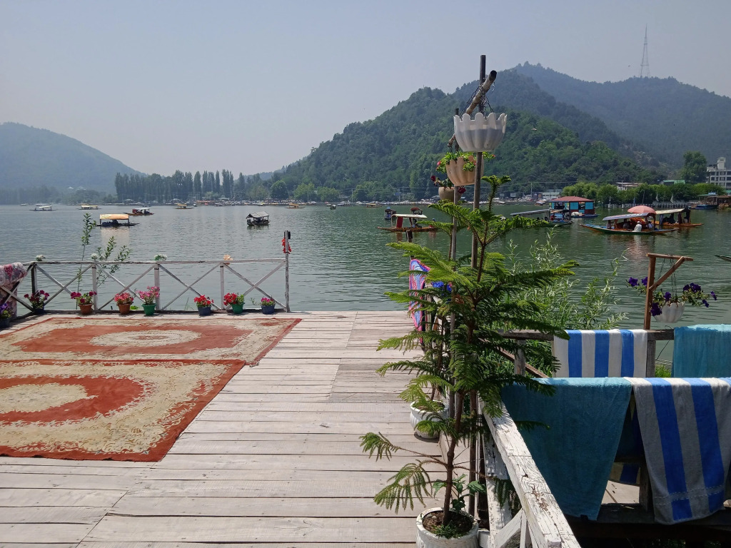 Mughal E Azam Houseboats
