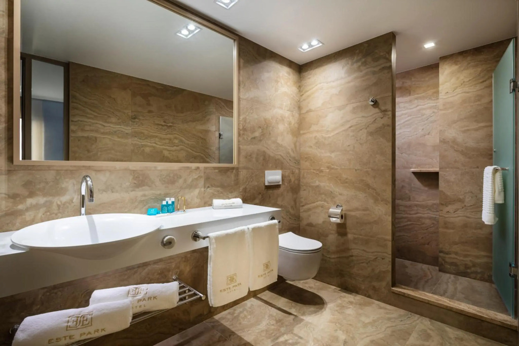 -- ESTE PARK HOTEL -- part of Urban Chic Luxury Design Hotels - open since October 2022 - Parking - Compliments - next to Shopping & Dining - Mall Plovdiv