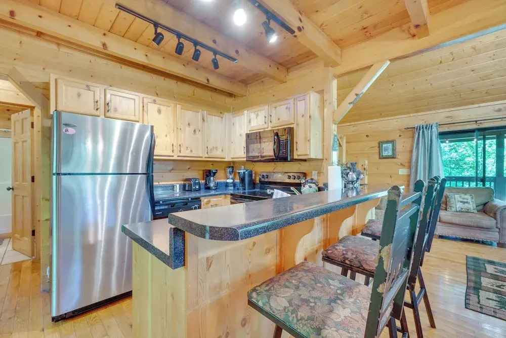 Sevierville Cabin w/ Hot Tub: 5 Mi to Pigeon Forge