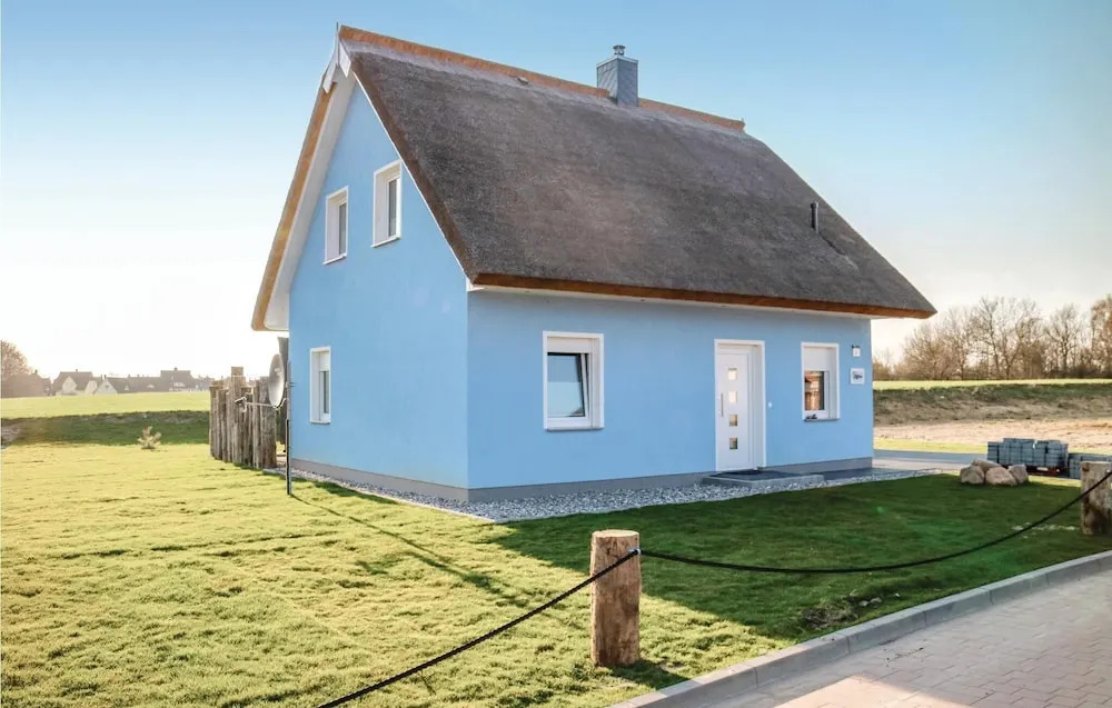 Nice Home In Glowe With Wifi