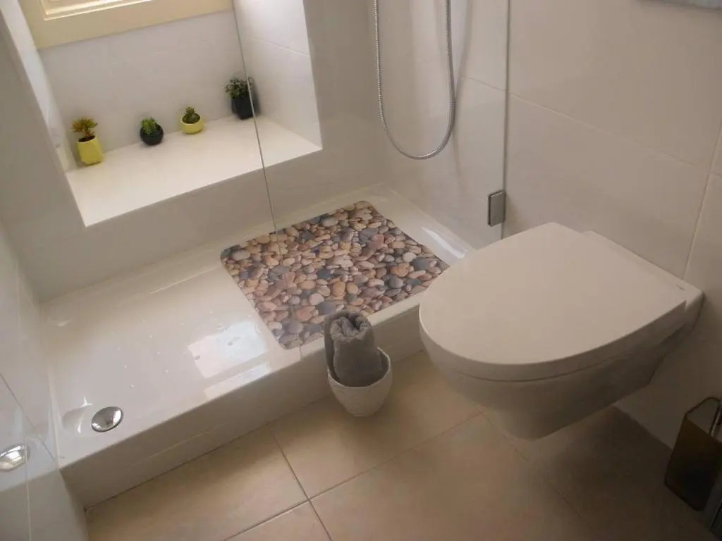 Sunny orange garden apartment in central Lisbon