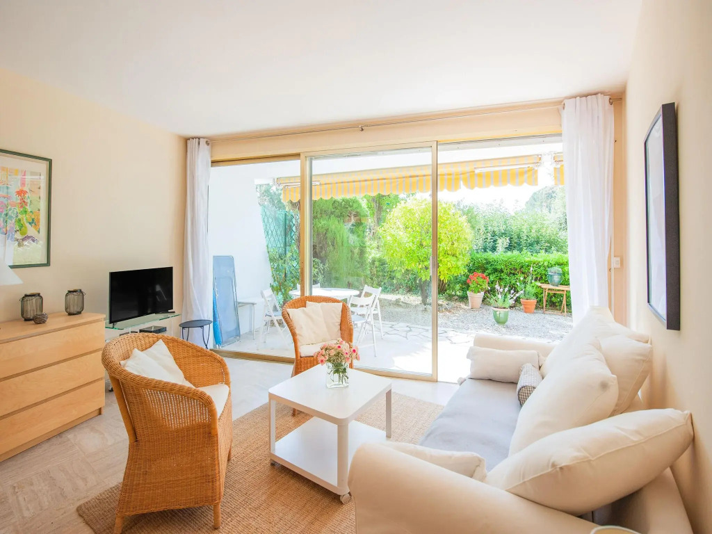 Scenic apartment in Cannes with private terrace