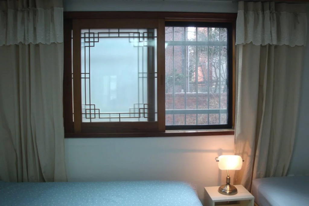 Enough Hongdae Guesthouse(이너프 게스트하우스)