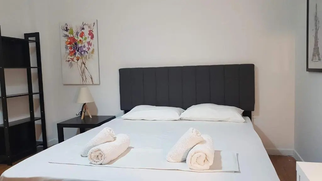 Olive Apartment- Athens Center, 4 BD, 1.5 BATH