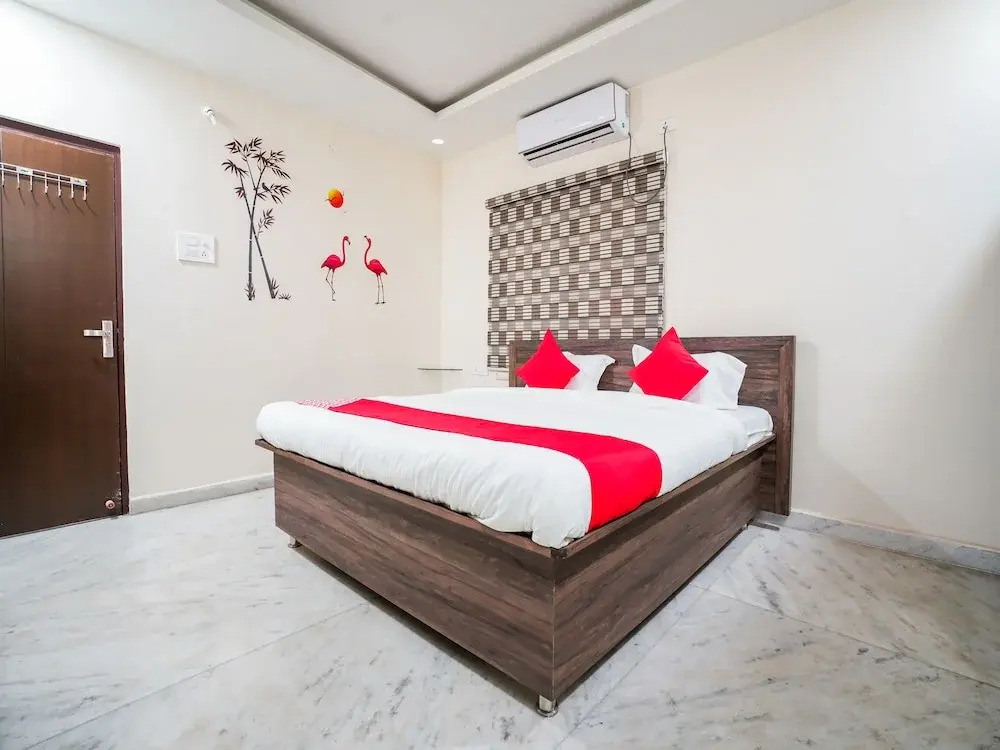 Oyo 22445 Lakshmi Residency