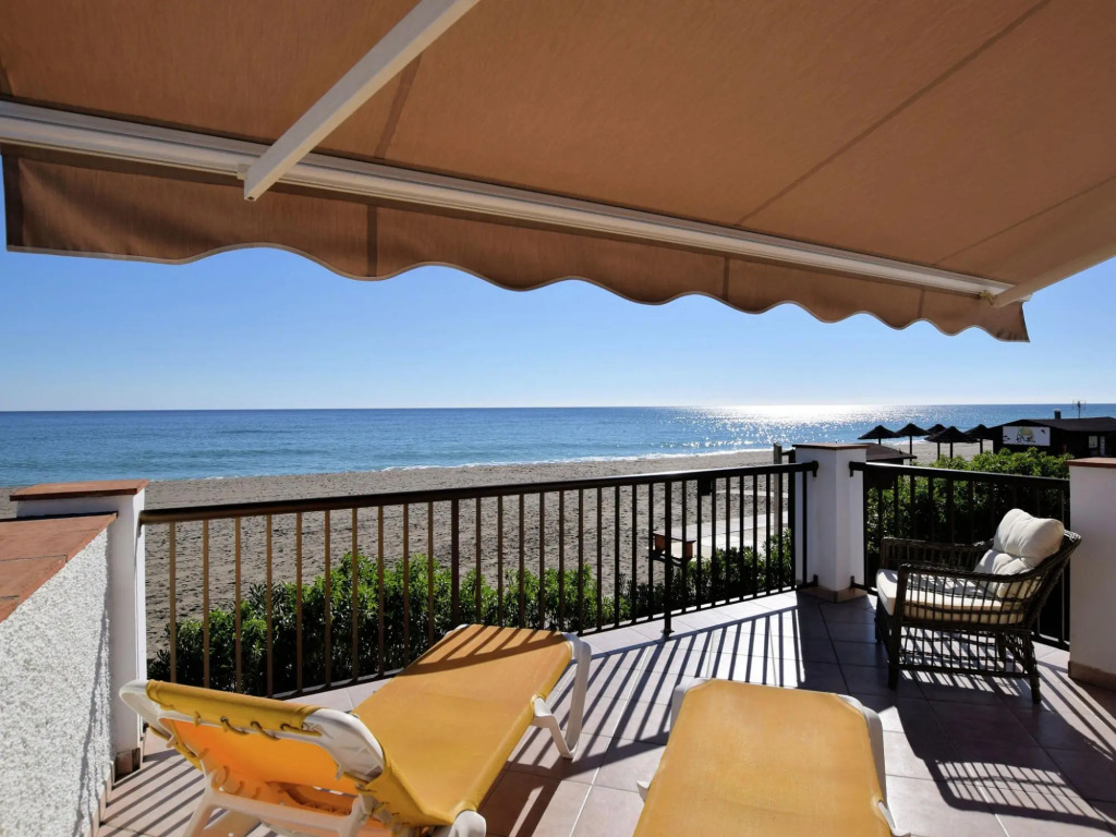 Superb beachfront villa with guest house 50m opposite