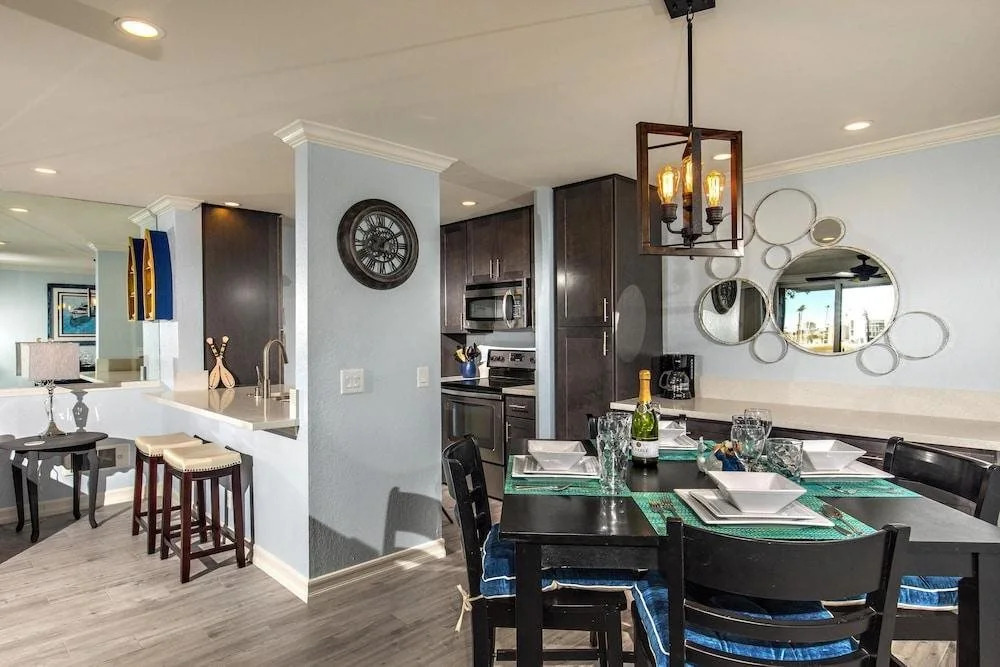 Modern condo with access to pool & hot tub in great location