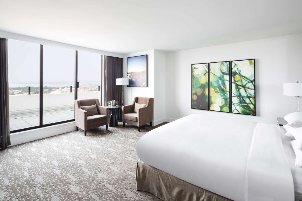 DoubleTree by Hilton Hotel & Suites Victoria