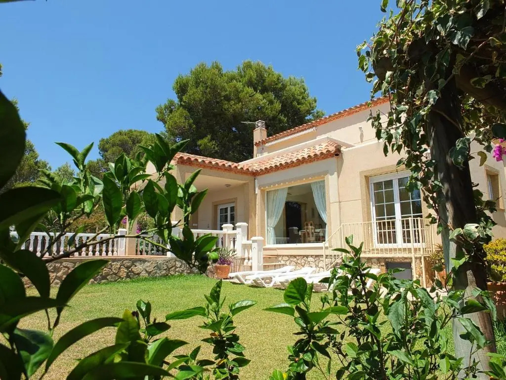 Villa Montserrat 4bedroom with sea and mountain views & air-conditioning & private swimming pool