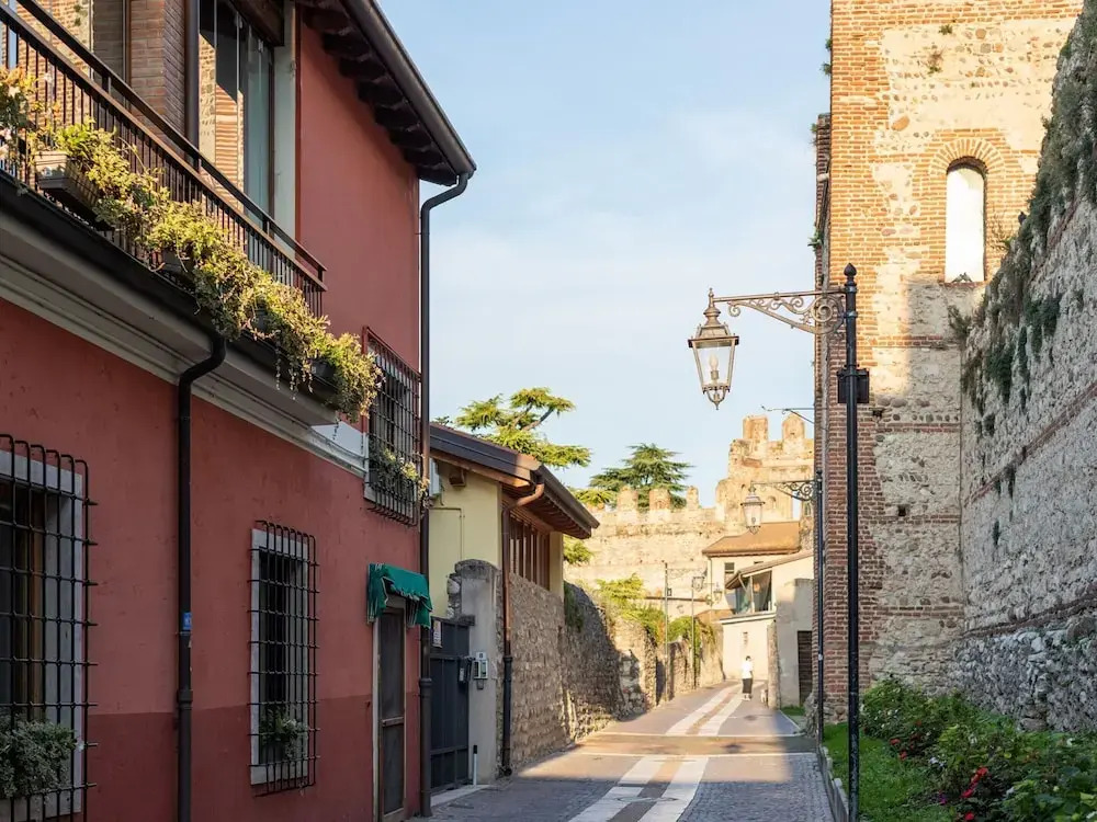Elegant Holiday Home in Lazise with Swimming Pool near Lake