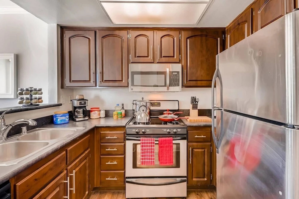 Gorgeous Beverly Hills/Weho - 2BR/Bath - 2 Free Parking Spots! (BW-1)