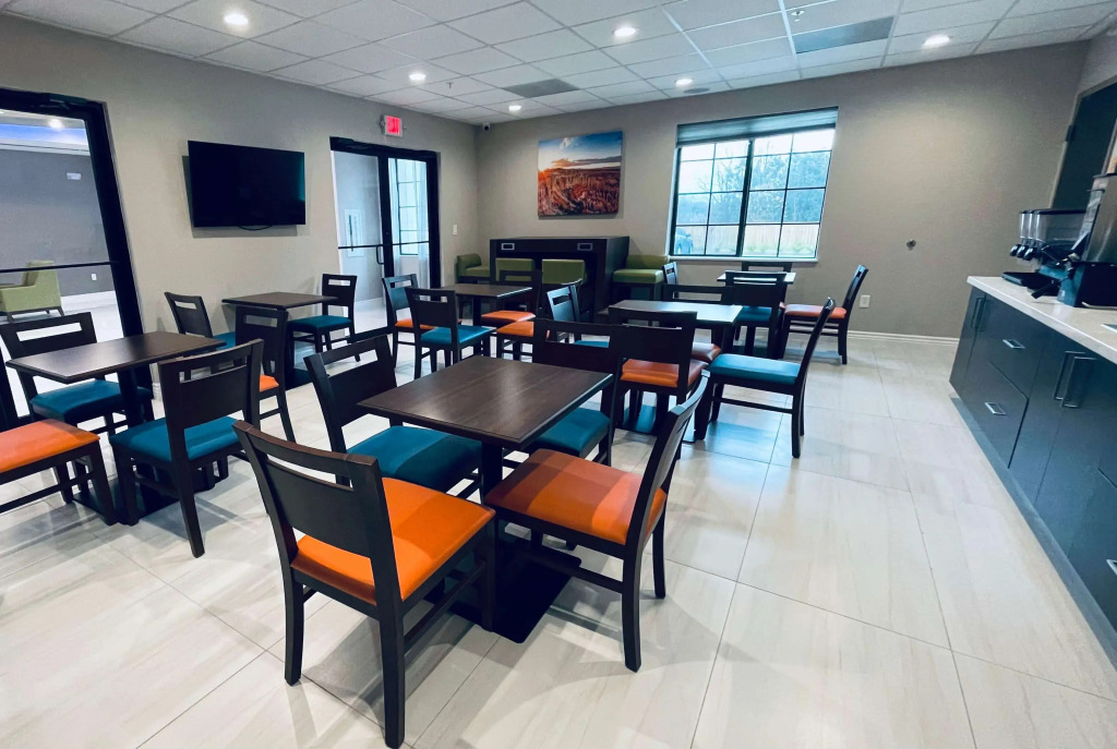 Days Inn & Suites by Wyndham Tomball Houston NW