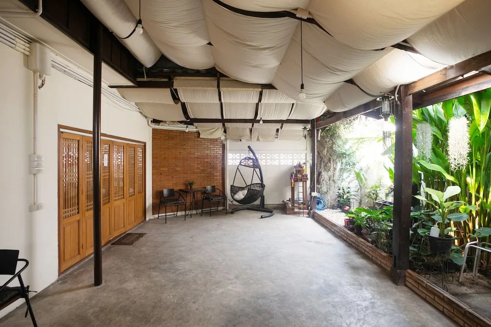 Oyo 708 All Red Hostel Chiang Mai