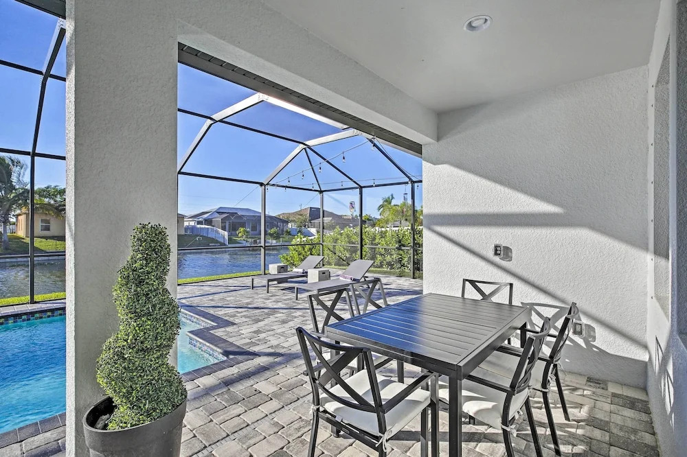 Sun-Seekers Getaway: Lavish Cape Coral Villa
