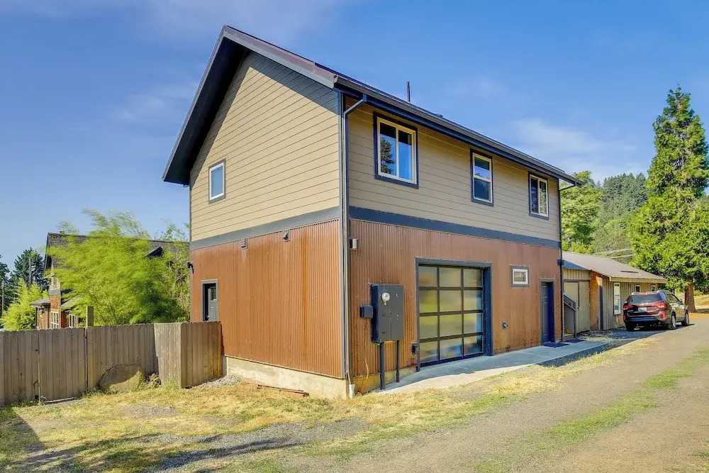 Modern White Salmon Apartment, Steps From Town