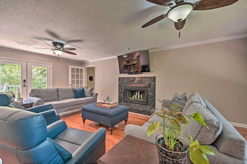 2 Mi to Clemson: Central Villa w/ Deck, Near Lakes