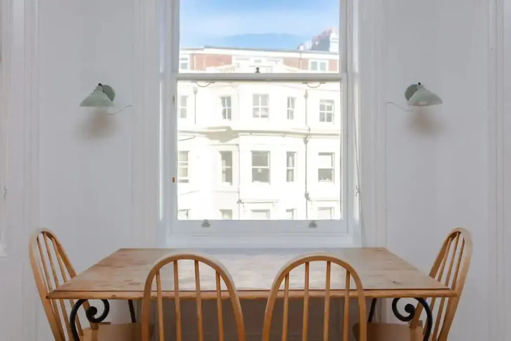 Spacious 1 Bedroom Apartment in Brighton Beside the Sea