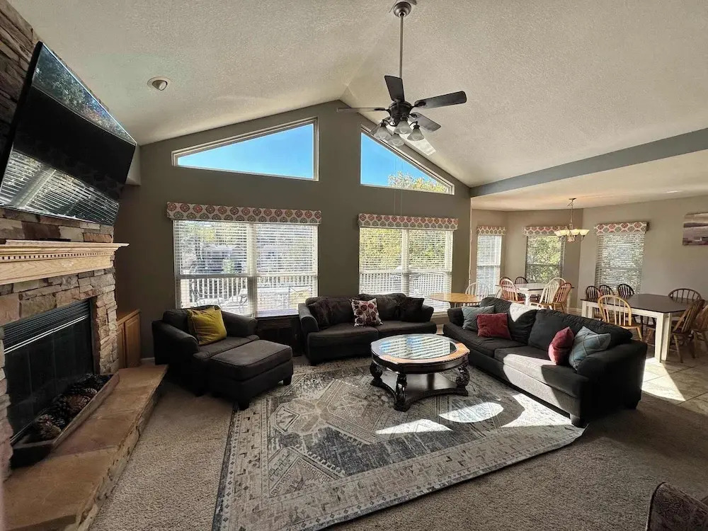 Lake It Easy - Waterfront Getaway With 7 Bedrooms!