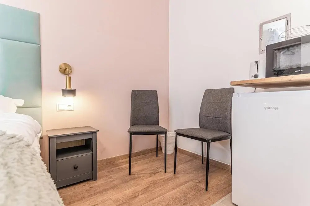 Neighboring Apartments Near Westbahnhof