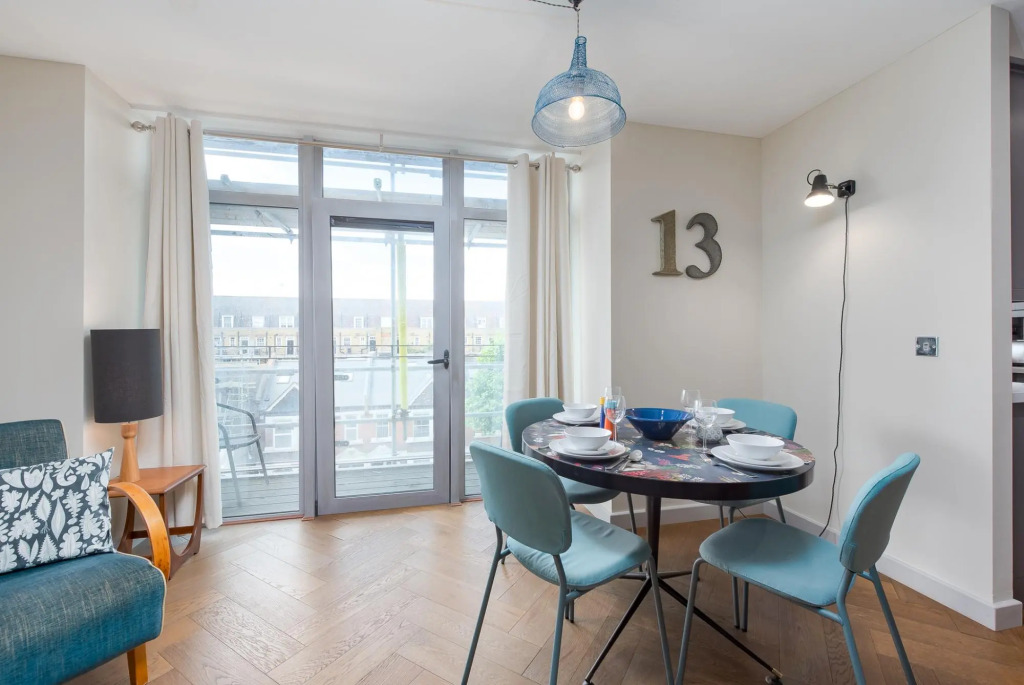 Spacious Fulham Apartment Close to the River by Underthedoormat
