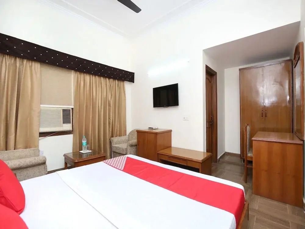 Hotel Paras By OYO Rooms