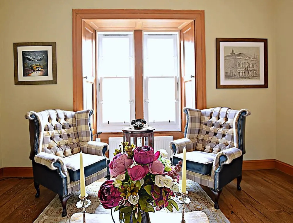 JOIVY Gorgeous Two Bedroom Apartment With Castle Views