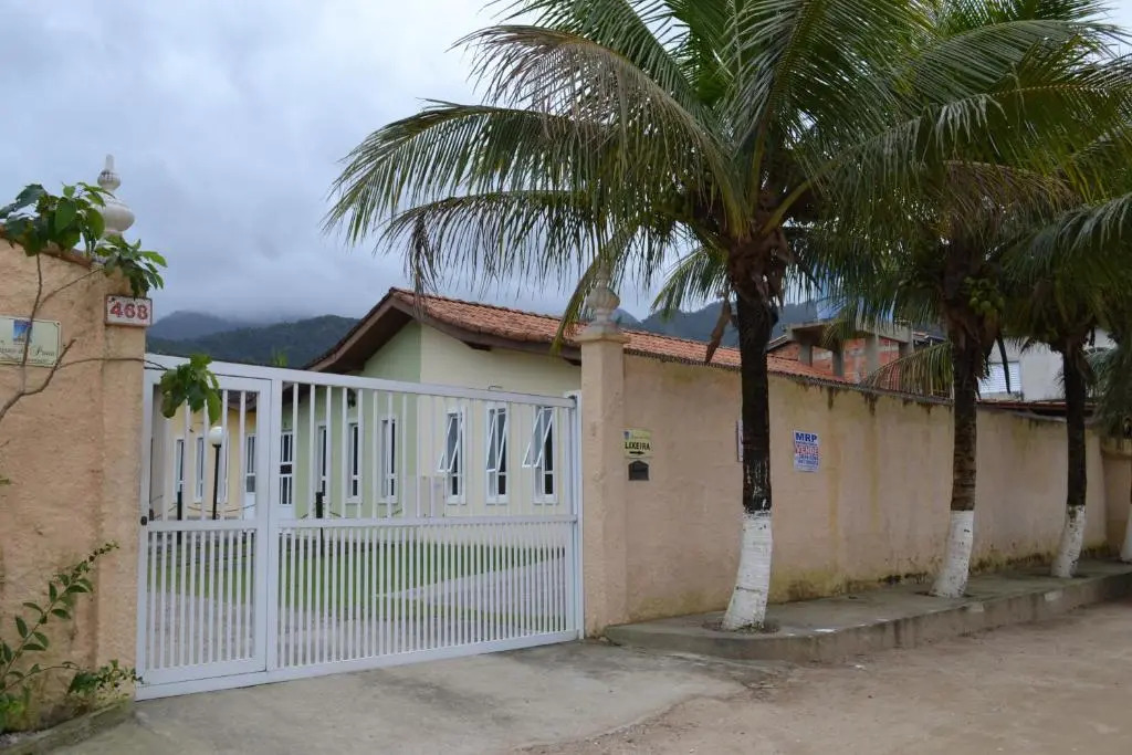 Casas em Condomínio próximo da praia com 2 dormitórios, churrasqueira e 3 vagas de garagem