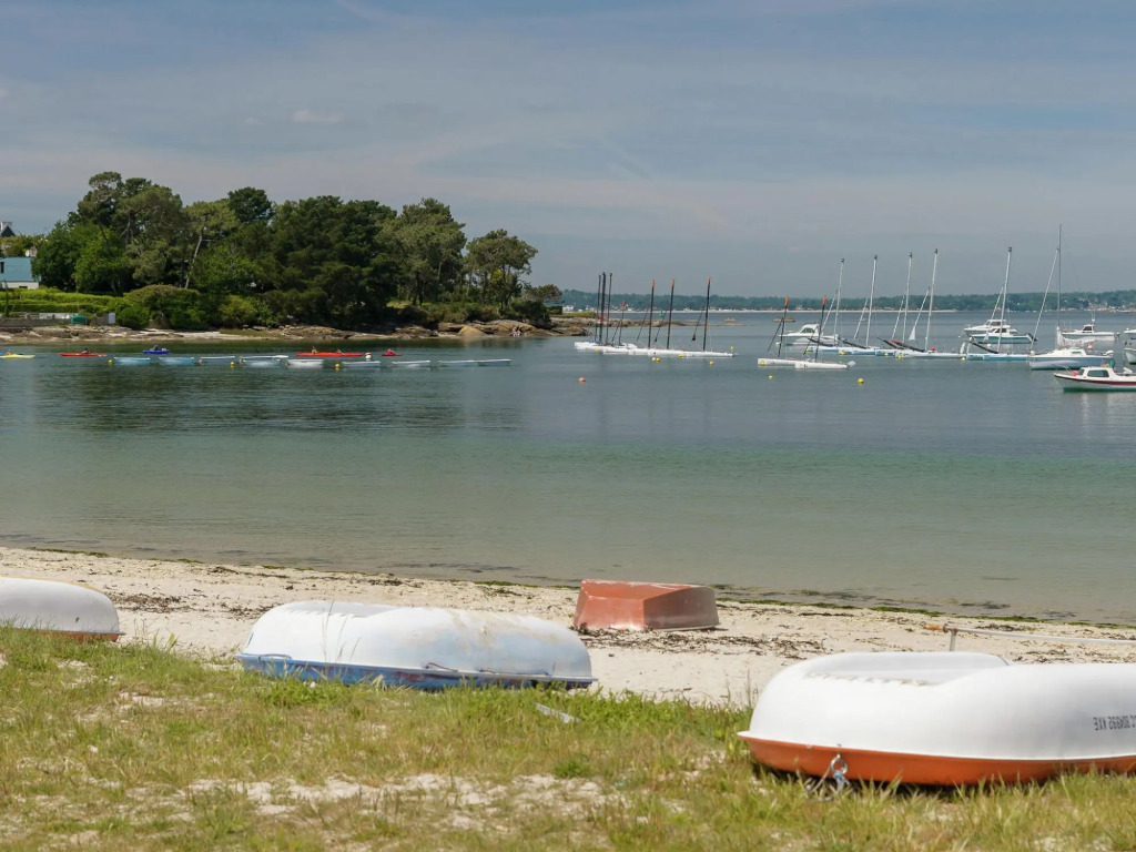 Spacious Villa in Concarneau with Swimming Pool