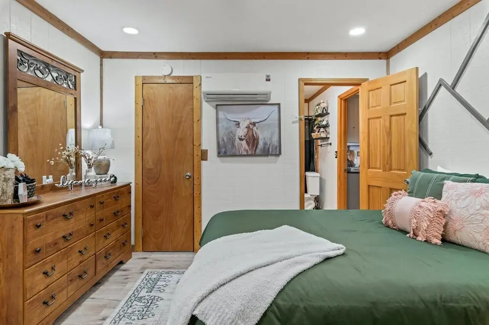 Stylish Cabin w/ Hot Tub, Games & More!