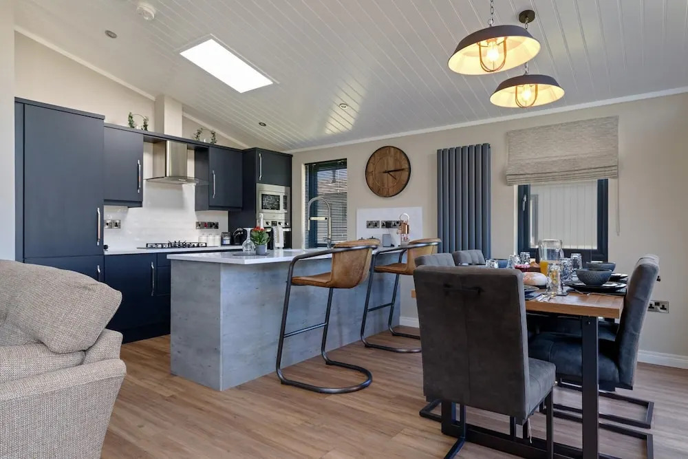 Dewin Bach - Luxury Lodge, Hot Tub, Close to Beach