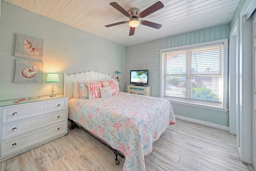 Pour Me a Vacation Mins to Beach, Community Pool+tennis Court, Private Balcony